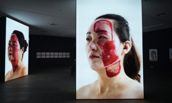 50张脸，50个鞋印，杨烨炘《痕迹》艺术展引发网络热议